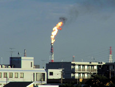 川崎の工場の煙突から炎　フレアスタック