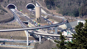 高尾山　インターチェンジのトンネル