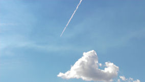 多摩川　飛行機雲