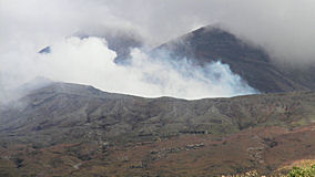 阿蘇山　噴煙の中岳