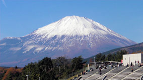 富士スピードウェイ　スタンドの向こうの富士山