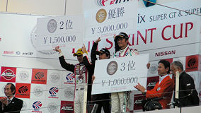 富士スピードウェイ　GT300レース2　3位表彰台
