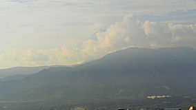 沼津　びゅうおから雲の後ろに微かに富士山の稜線