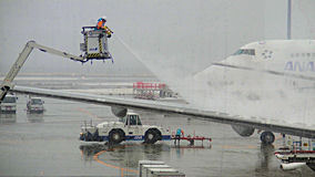 羽田空港　羽の除雪