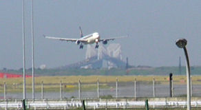 羽田空港　着陸する飛行機　バックにゲートブリッジ