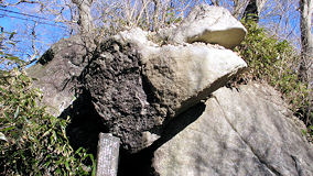 筑波山　ガマ石