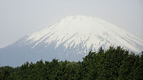 富士スピードウェイ　富士山　霞んでいる