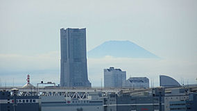 横浜　ランドマークタワーの後ろに富士山