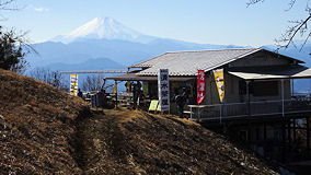 陣馬山　清水茶屋と富士山