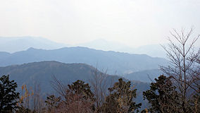 高尾山　山頂は霞んで富士山見えない
