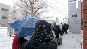 札幌　雪の中の物販列