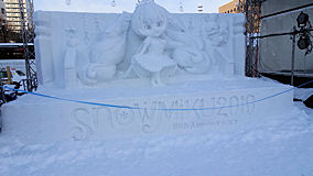朝の西11丁目雪ミク雪像