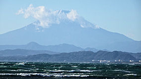 江の島からの富士山　海が荒れてる