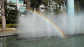 東京駅前　公園の噴水の虹