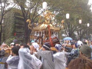 ���E����